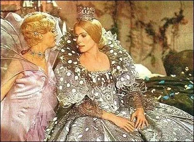 Toute  sa peine, mais blouie de tant de merveilles, la Princesse fora sa nature pour oser requrir dsormais l'impensable cher au coeur de son pre, sur le conseil de la Fe ... ?