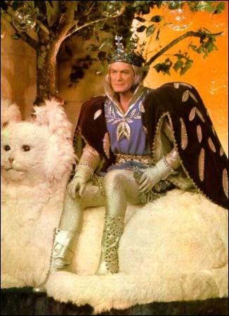 Ici s'assoit sa Majest le Roi, sur ce grcieux trne qui est un grand et beau chat blanc. Vtu de ces atours royaux, le gentilhomme est ?