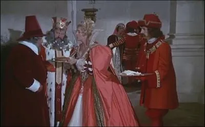 La Reine inquite de la sant et du bonheur de son fils lui tendait cadeaux et douceurs, dont enfin le gteau de Peau d'ne. Et sitt, le Prince...