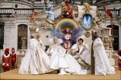 Aussitt dit aussitt fait, au sein d'une Assemble aussi prestigieuse que grande voyageuse, il ne manquait que la Fe marraine de qui s'prit enfin le Roi, laquelle fit son entre... ?