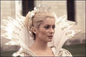 Ainsi fut fait en ces Royaumes d'ailleurs o d'aucuns se prirent  regretter le doux ne aux pierreries dont la parure fit se rencontrer un Prince carlate et une Princesse... ?