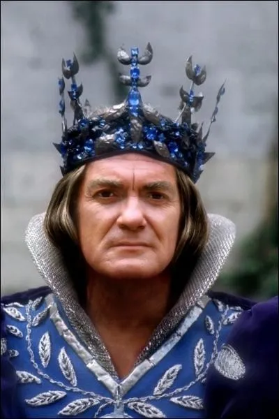 Froiss de vaines recherches d'une compagne aussi belle que sa dfunte Reine, certaine ide s'enracina dans l'esprit morose et confus du Roi. Quelle fut-elle ?