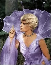 D effroi saisie, la Belle s'en alla chercher bon conseil pour viter ce funeste destin, chez sa fe marraine, qui a nom...