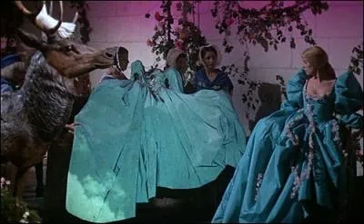 Toute en impertinence et force raison, la Fe conduisit la Princesse  faire tranges et impossibles demandes  son pre afin d'viter le mariage. La premire demande fut. . ?