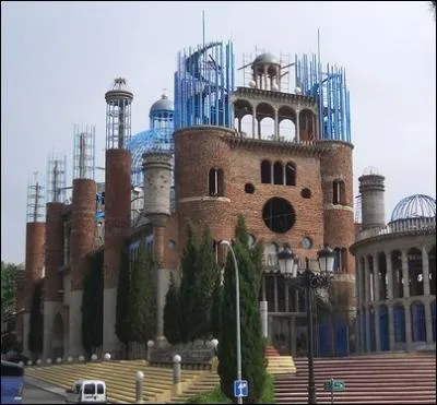La  Cathdrale du fou  est en construction depuis 1961 par un seul homme ( Justo Gallego Martinez ) avec des matriaux de rcupration. O est rig ce monument ?