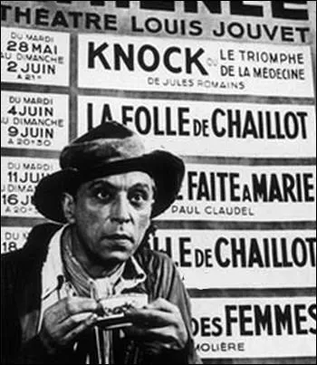 Qui est l'auteur de  La Folle de Chaillot , cre au Thtre de l'Athne le 22 dcembre 1945 par Louis Jouvet ?