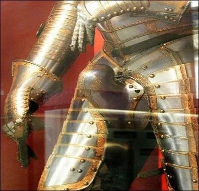 Surtout au combat il fallait du confort, et une protection maximale ! Comment se nomme cette partie du bas de l'armure ?