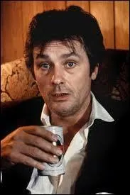 Quelle actrice joue avec Alain Delon dans le film  Notre histoire  ?