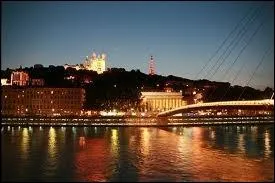 Quelle est cette ville qui organise chaque anne  la fte des lumires  ?