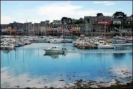 O situez-vous le joli port de Camaret-sur-mer ?