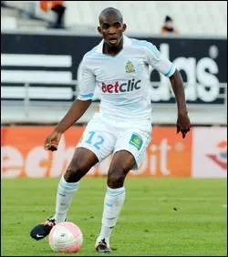 N  Bobo-Dioulasso, je suis donc un footballeur burkinab. Mon nom est...