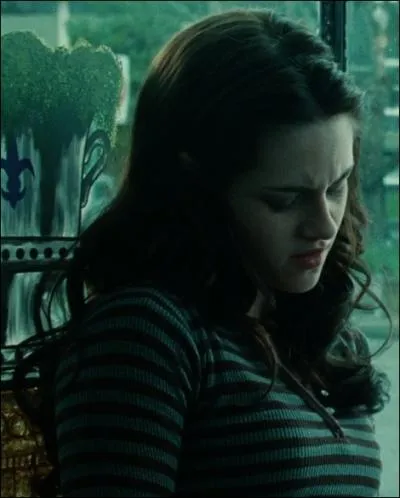 Bella n'est pas venue pour acheter une robe. Mais pourquoi est-elle venue ?