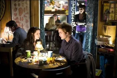 Qu'est-ce qu'Edward avoue  Bella au restaurant ?