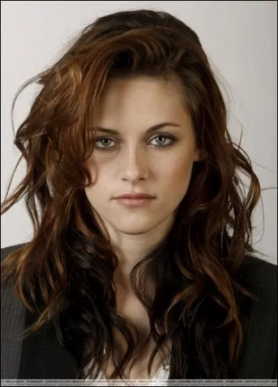 Qui emmne Bella loin de Forks pour que le traqueur ne la retrouve pas ?