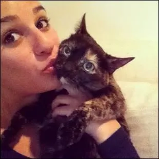Comme c'est mignon ! Voici une autre star qui aime beaucoup son chat, nomme Sheila. Elle est actrice et chanteuse, et incarne l'un des rles principaux dans la srie Glee. Connaissez-vous son nom ?