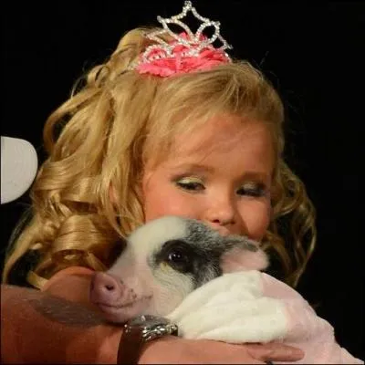 Glitzy, ce petit cochon rose est l'animal de compagnie pour le moins original de la petite Alana, hrone d'une mission de tlralit amricaine nomme :