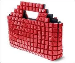 Aller au march avec la  touche , cela ne signifie pas y aller fringu  comme en quarante  ou  accompagn du moche ou de la moche du village , mais c'est ?