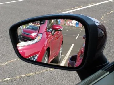 Et d'ajuster les  rtroviseurs extrieurs  qui peuvent se traduire :