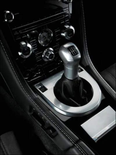 Vous tes prts  dmarrer et  utiliser le  levier de vitesse  dont la traduction est :