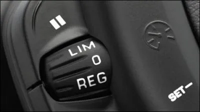 Passez la 1re, acclrez et activez le  limiteur de vitesse  qui se traduit :