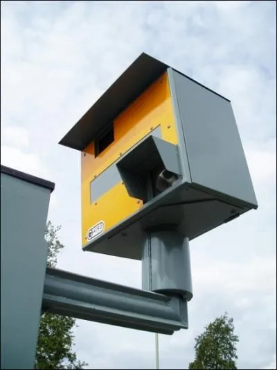 Afin d'viter de vous faire flasher par les  radars  que vous traduisez :