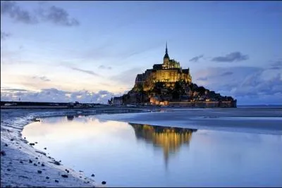 Selon la lgende, quelle fort s'tendait autrefois  l'emplacement de la baie du Mont Saint-Michel ?