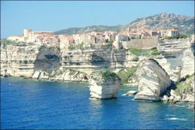 A qui la ville de Bonifacio doit-elle-son nom ?