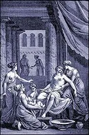 Servante d'Alcmène, elle fut transformée en belette par Héra :