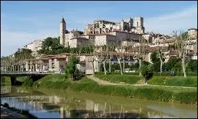 Voici une vue de la ville d'Auch. O se situe cette prfecture ?