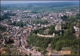 L'image reprsente Nogent-le-Rotrou et son clbre chteau. Associez-y la rgion.
