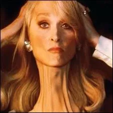 Cette comdie noire, La mort vous va si bien, fait d'elle une survivante comme sa rivale, auprs de quel joli coeur ?