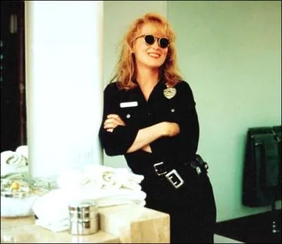 Dans ce film, Bons baisers de Hollywood (en VO Postcards from the edge) elle est une actrice fille d'une actrice clbre, malheureuse et drogue. Le film est tir de la biographie de l'actrice... ?