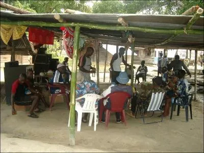 Dans un village surinamien, au beau milieu de la jungle amazonienne, loin de tout, vous pouvez regarder la tlvision !