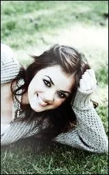Qui joue Lucy Hale ?