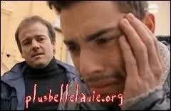 Qu' fait Abdel pour que Jean-Paul le frappe ?