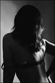  J'aime regarder les filles qui marchent qui marchent sur la plage ... . leurs yeux qui se dtournent quand tu les regardes  :