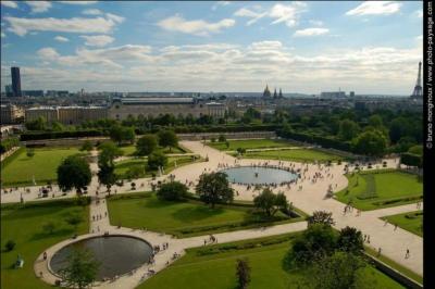 Cet endroit est le plus ancien et le plus vaste parc public de Paris. Il est aujourd'hui un musée en plein air et un havre de paix entre l'effervescence de la place de la Concorde et les musées du Louvre et d'Orsay.