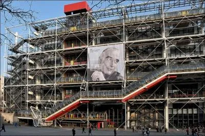 Longtemps critiqu pour son architecture provocante, ce lieu, inaugur en 1977, accueille aujourd'hui prs de 25 000 visiteurs par jour.