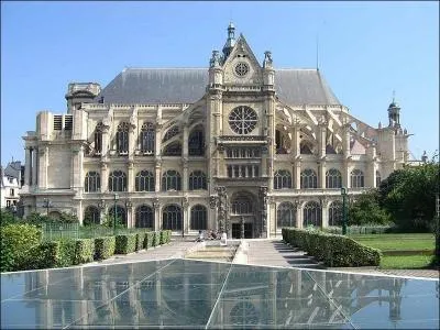 difie entre 1532 et 1640 pour marquer le retour de la cour royale  Paris, cette glise est l'un des phares du quartier des Halles avec ses 33 mtres de haut, 88 mtres de long et 43 mtres de large.