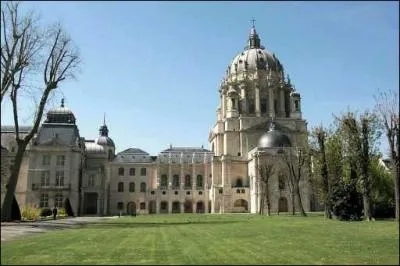 Le dme de ce monument, inspir par celui de Saint-Pierre de Rome, mesure 41 mtres de haut et 19 mtres de diamtre. Ce couvent fut transform en hpital militaire en 1793.