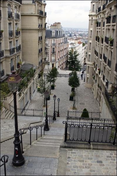 Ces escaliers font partie du décor d'un quartier juché sur une colline au Nord de Paris, sur le site légendaire du martyre de Saint-Denis. Ce village a été annexé à Paris en 1860.