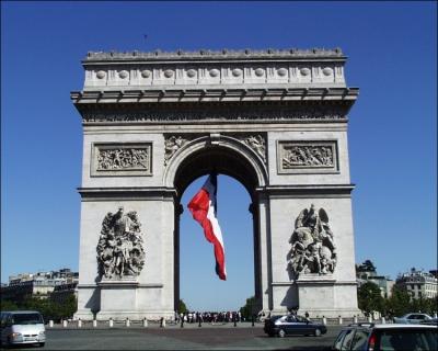 Commandé par l'empereur Napoléon 1er en 1806 pour glorifier la Grande Armée, ce monument a été achevé au bout de 30 ans.