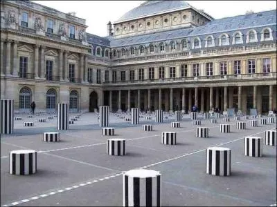 En 1815, le duc d'Orlans, futur Louis-Philippe, roi des Franais de 1830  1848, donne  ce lieu son aspect dfinitif avec la cour d'honneur, la galerie d'Orlans et l'aile Montpensier.