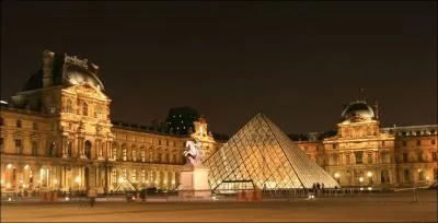 Forteresse puis palais des rois de France, ce lieu est une vritable ville dans la ville et abrite, depuis la fin du XVIIIme sicle, l'un des plus riches muses du monde.
