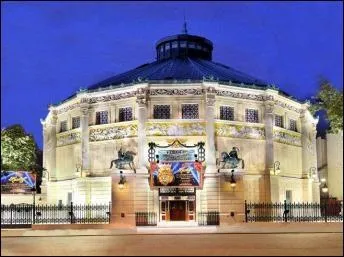 Inaugur en 1852 sous le nom de cirque Napolon, ce btiment a t construit en trois mois par Jacques Hittorff  l'initiative de Louis Dejean, propritaire d'un cirque.