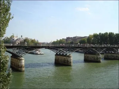 Nich au cur de Saint-Germain des Prs, sanctuaire de la culture, ce pont porte bien son nom. Sa passerelle relie l'Institut de France  la Cour Carre du Louvre.