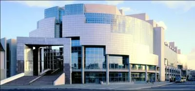 Bti  l'emplacement d'une ancienne gare, ce btiment,  la faade gris argent et transparente, faisait partie des grands travaux du prsident Franois Miterrand.