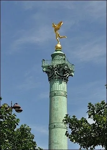 En 1833, Louis-Philippe fait lever une colonne en bronze au centre de la place de la Bastille en l'honneur des rvolutionnaires morts lors des Trois Glorieuses.