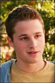 Que fait Andrew au milieu de la saison ?