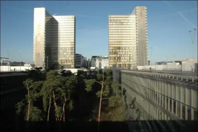 Temple du savoir et de la culture dessin par l'architecte Dominique Perrault, ce lieu a t inaugur en 1995.